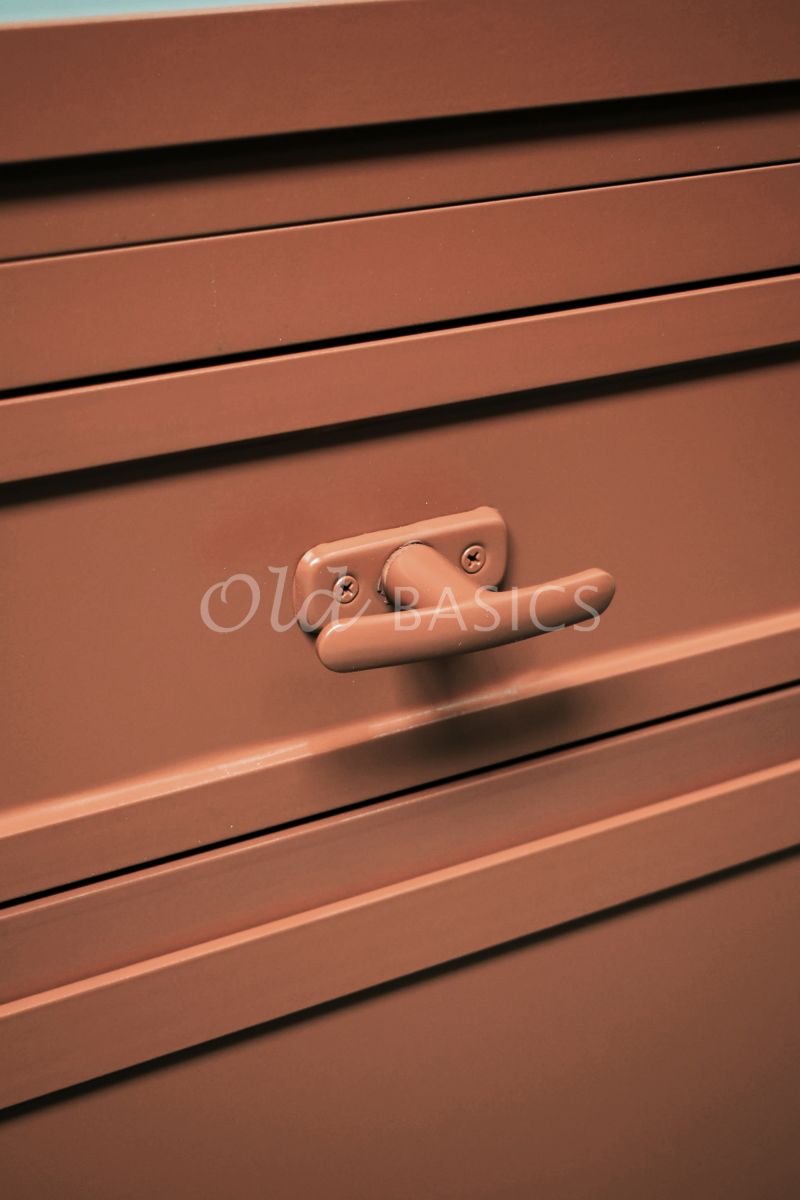 Detail van Apothekerskast Ferro, 3 deuren, RAL8004, rood, terra, bruin, oranje, materiaal staal